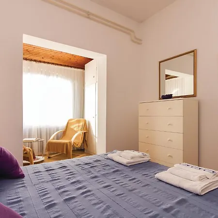 Stunning In With Kitchen Apartment *