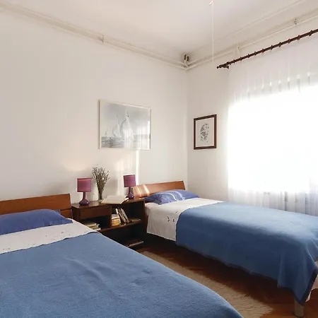شقة 2 Bedroom Cozy In